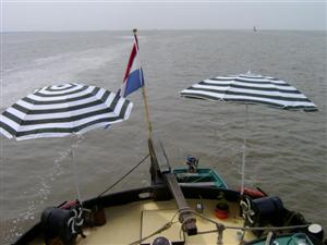 blik op het achterdek vanaf de roef