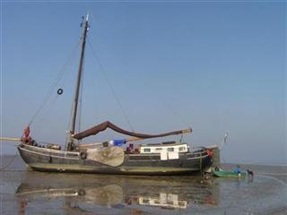 das Schiff bei Niedrigwasser