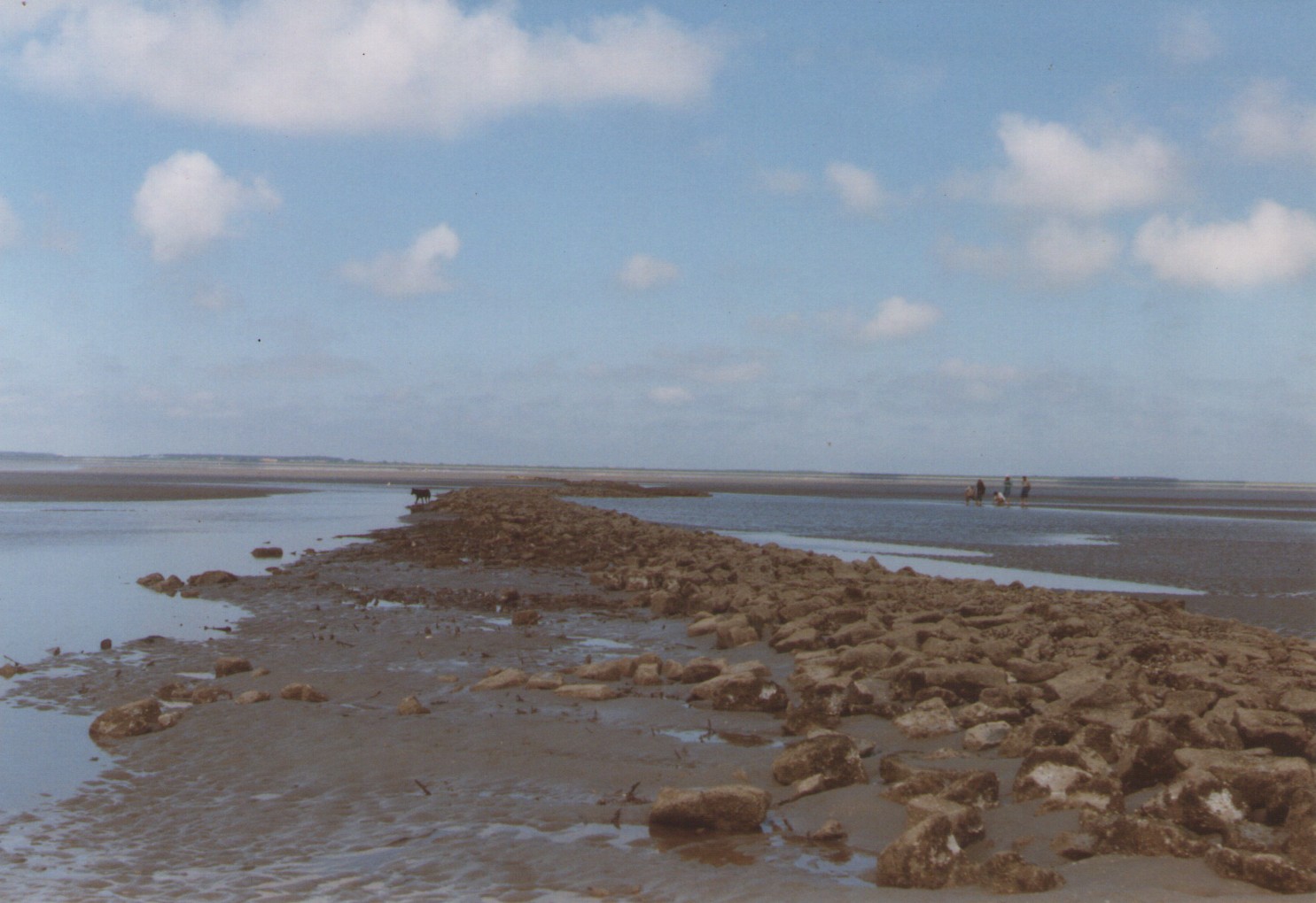 de dam
              benoorden de Zuiderspruit Ameland in noordelijke richting,
              op de achtergrond Ameland.