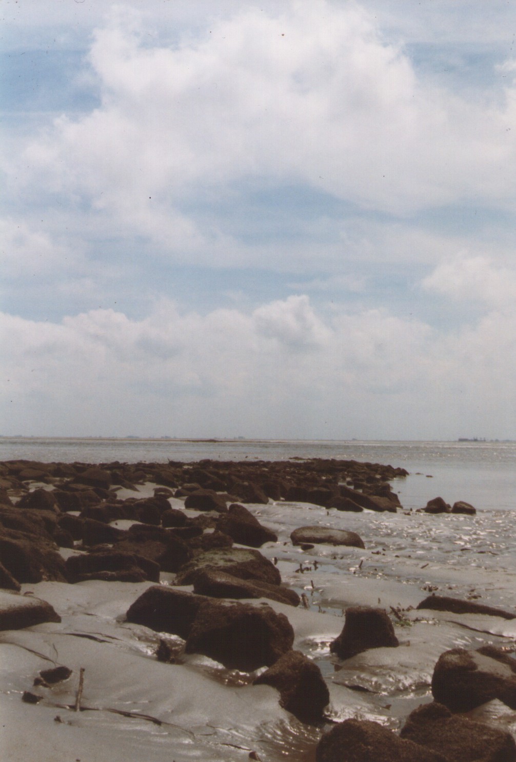dam
              Ameland in zuidelijke richting waar hij in de Zuiderspruit
              Ameland verdwijnt