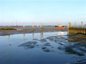 toegangsgeultje tot haven van Schiermonnikoog bij
                  laagwater