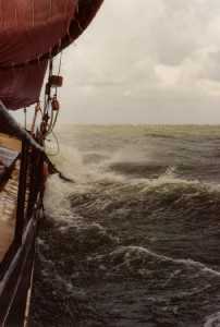 zeilen bij stevige wind