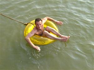 waterpret naast het schip