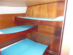 hut nummer 3 met
              twee eenpersoons en ��n tweepersoons kooi